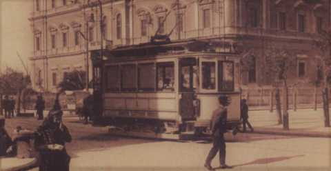 La storia di tram e filobus, il cui ricordo si perde nei lunghi cavi che graffiano il cielo di Bari